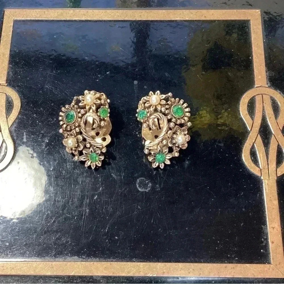 Lisner Vintage Pearl& Emerald Gold tone Earrings - Picture 7 of 12